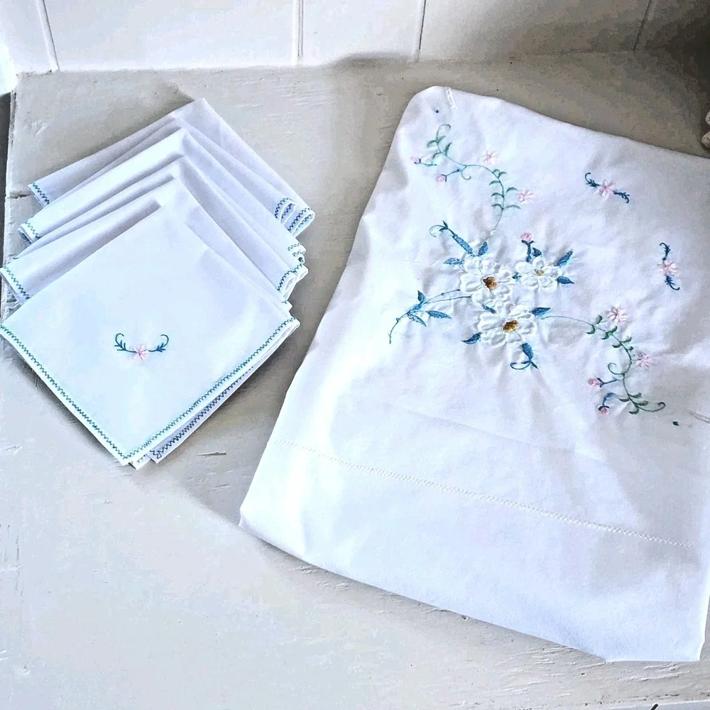 80's Vintage Embroidered White Floral Square Tablecloth with Lace Trim 6 Napkins